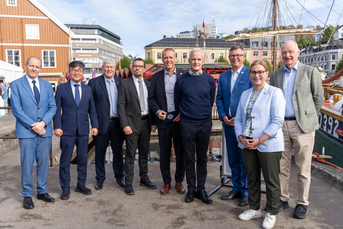P&aring; kaia i Arendal etter pressekonferanse. Glade for et godt samarbeid: f.v Gino Casassa, Hyoung Chul Shin, direkt&oslash;r KOPRI, Gary Wilson,president SCAR, Matthew Druckenmiller,president i IASC, prorektor for UiT, J&oslash;rgen Berge, statsminister Jonas Gahr St&oslash;re, UiT-rektor Dag Rune Olsen, direkt&oslash;r for Norsk Polarinstitutt, Camilla Brekke og Roar Sk&aring;lin, direkt&oslash;r MET og representant for World Meteorological Organization. 